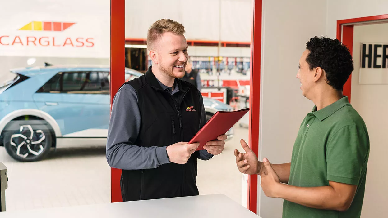 Carglass Mitarbeiter im Gespräch